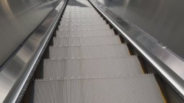 Yürüyen merdiven. Otomatik asansör mekanizması.