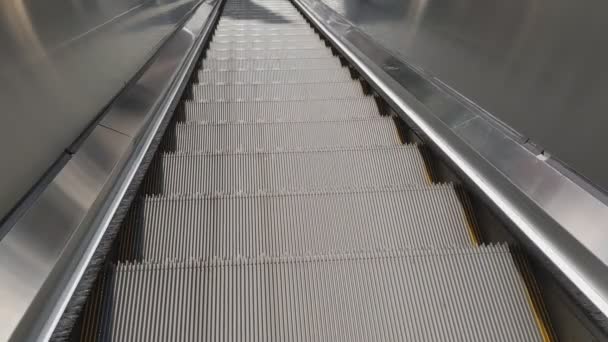 Przesuwam schody schodów ruchomych. Automatyczny mechanizm windy. — Wideo stockowe
