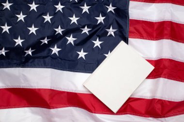 Beyaz boş kitabı olan Amerikan Bayrağı. ABD bayrağı. Anma Günü. 4 Temmuz Bağımsızlık Günü