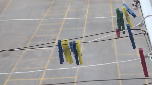 Spille di stoffa su una corda oscillano nel vento. — Video Stock