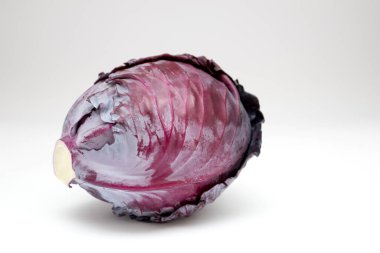 Beyaz arka planda tüm mor lahanaların başı.