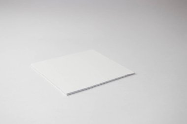 Beyaz arkaplanda beyaz kağıt etiketi