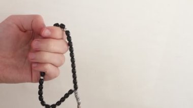 Siyah Müslüman tespih boncuklarını sayıyorum.