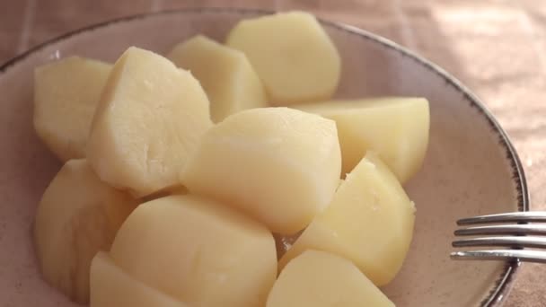 Vařené brambory vařené na talíři — Stock video