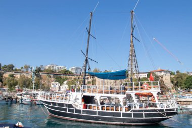 Antalya, Antalya, Türkiye 'nin eski limanında deniz kızı olan büyük bir gemi 10.22.2021