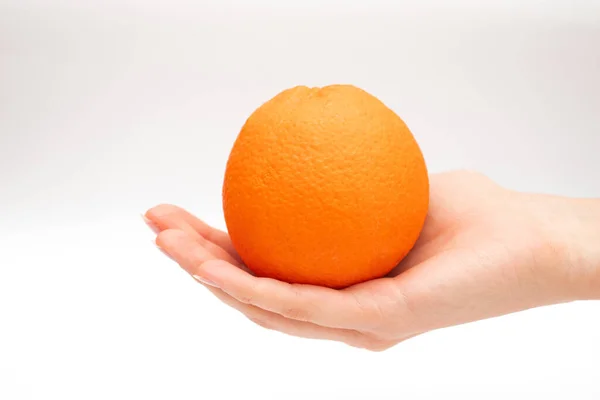 Zralé Celé Oranžové Ovoce Ruce — Stock fotografie