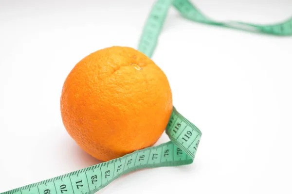 Laranja madura fresca com fita métrica isolada sobre fundo branco — Fotografia de Stock