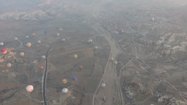 Légi felvétel. Hőlégballon repülés. Hőlégballonok repülése — Stock videók