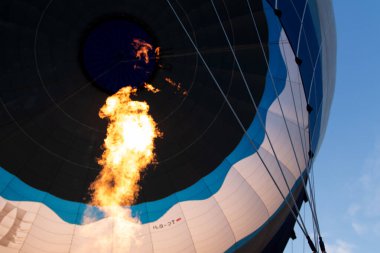 Alevler yükselen sıcak hava balonu.
