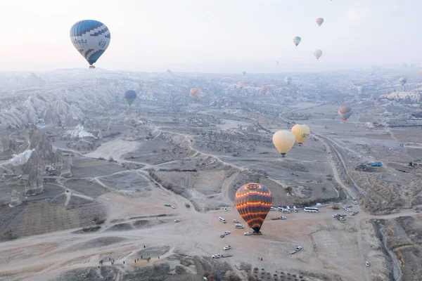 Μπαλόνια θερμού αέρα που πετούν την ανατολή του ηλίου στην Καππαδοκία της Τουρκίας — Φωτογραφία Αρχείου