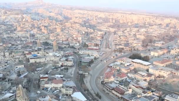 Luftaufnahmen von Landschaften Kappadokiens, Türkei. Tal bei Kappadokien. Ansicht von oben. — Stockvideo