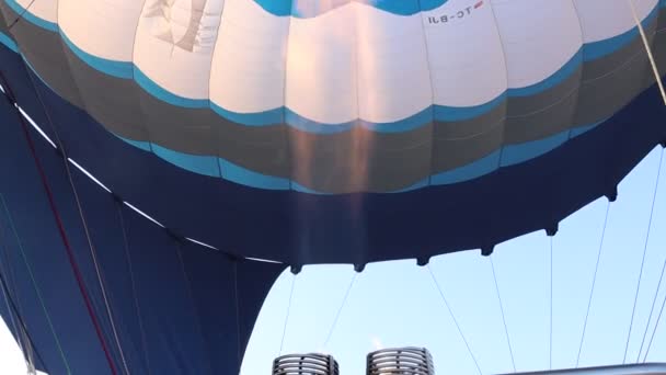 Flamme bläst blauen Heißluftballon auf — Stockvideo