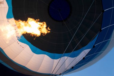 Alevler yükselen sıcak hava balonu
