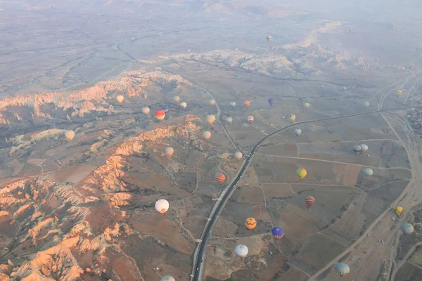 Πολλά Αερόστατα Θερμού Αέρα Πετούν Πάνω Από Την Κοιλάδα Δρόμο — Φωτογραφία Αρχείου