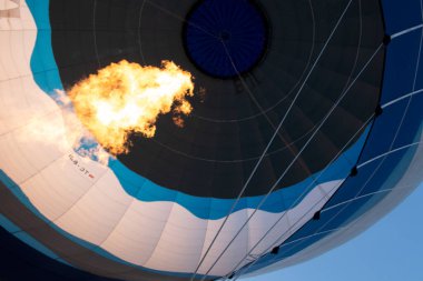 Alevler yükselen sıcak hava balonu