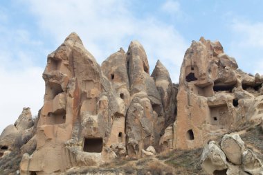 Goreme Ulusal Parkı 'nda mağara evleri olan kayalar..
