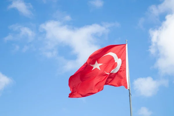 Mavi Gökyüzüne Karşı Türkiye Nin Dalgalı Bayrağı — Stok fotoğraf
