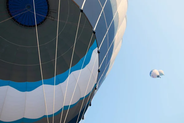 Αερόστατο Θερμού Αέρα Που Πετά Στον Γαλάζιο Ουρανό — Φωτογραφία Αρχείου