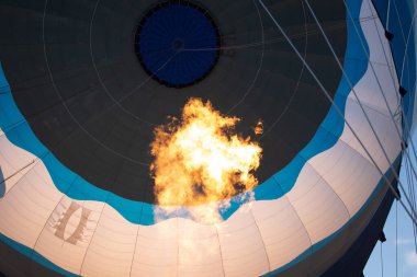 Gaz ocağının alevi sıcak hava balonunu şişiriyor.