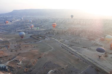 Sıcak hava balonları dağlık arazide uçuyor. Hava fotoğrafçılığı