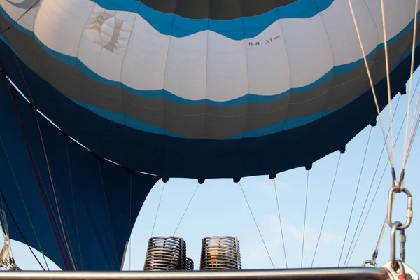 Καύση Αερίου Αερόστατο Θερμού Αέρα Ενάντια Στον Γαλάζιο Ουρανό — Φωτογραφία Αρχείου