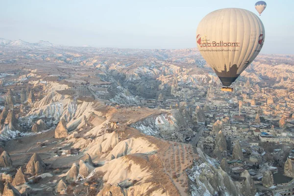 Μεγάλα Αερόστατα Θερμού Αέρα Που Πετούν Την Ανατολή Στην Κοιλάδα — Φωτογραφία Αρχείου