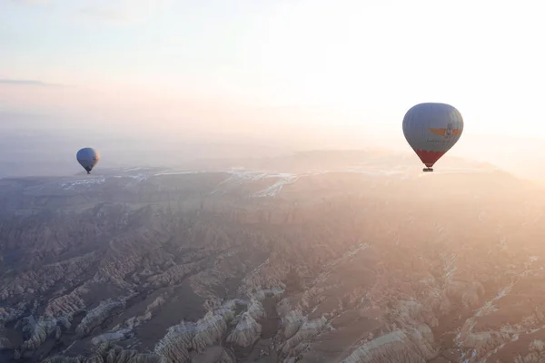 Μπαλόνια Θερμού Αέρα Που Πετούν Την Ανατολή Του Ηλίου Στην — Φωτογραφία Αρχείου