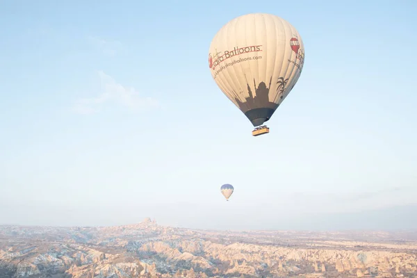 Μπαλόνια Θερμού Αέρα Που Πετούν Ξημέρωμα Στην Κοιλάδα Καππαδοκία Της — Φωτογραφία Αρχείου