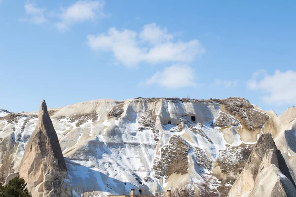 Skały Zimowej Kapadocji Błękitnym Niebem Śniegiem — Zdjęcie stockowe