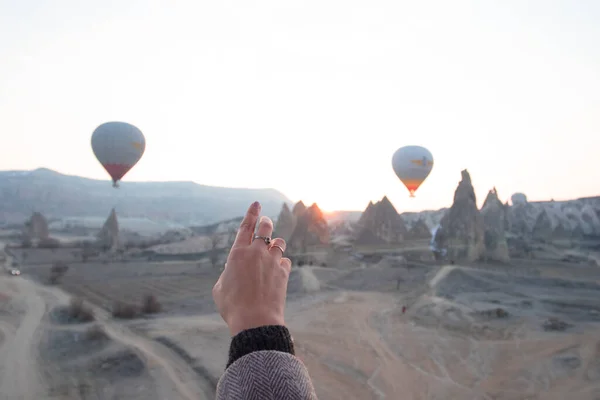 Γυναίκες Χέρι Και Θέα Από Καλάθι Μπαλόνι Πτήση Αερόστατου Θερμού — Φωτογραφία Αρχείου