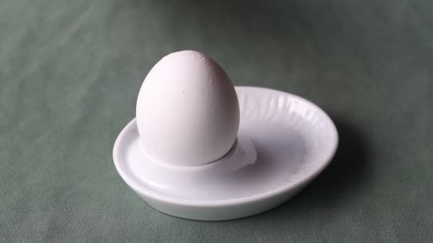 Romper Huevo Hervido Puesto Huevo Con Una Cuchara — Vídeos de Stock