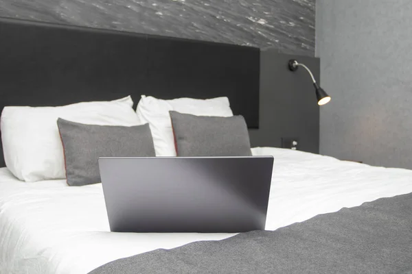 Laptop Sängen Rummet — Stockfoto