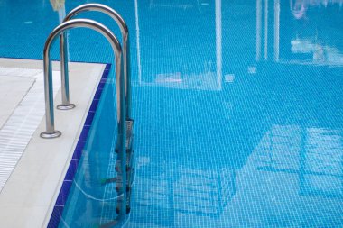 Havuz parmaklıkları havuza giriyor..