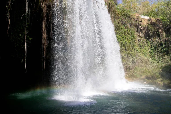 Ein Großer Wasserstrom Der Von Einem Wasserfall Fällt — Stockfoto