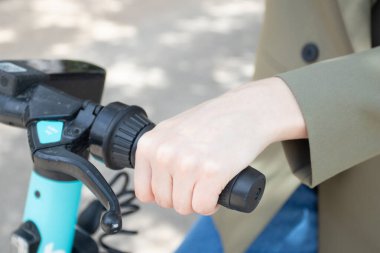 Elektrikli scooter kullanan genç bir kadın, yakın plan.