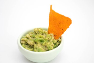 Guacamole sosu ve beyaz arka planda cips..