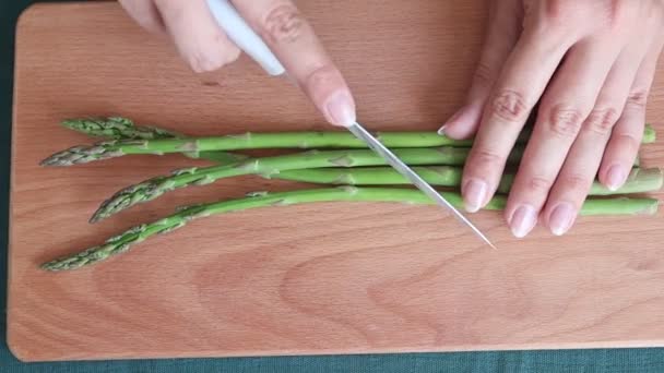 Woman Cut Asparagus Wooden Cutting Board — 비디오