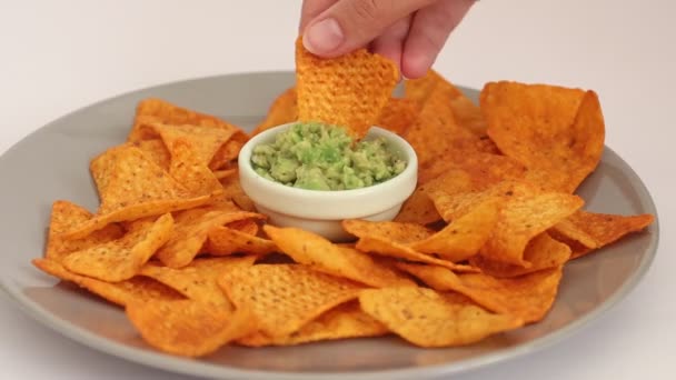 Nachos Para Mojar Mano Femeninos Salsa Guacamole — Vídeo de stock