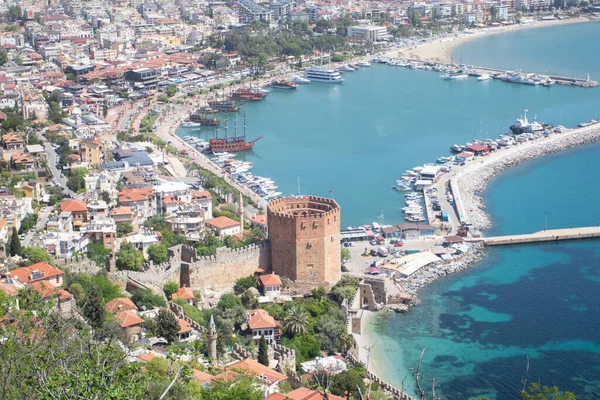 Sahil manzarası ve Alanya limanı.