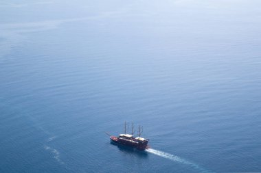 Büyük bir gemi açık denizde seyrediyor..