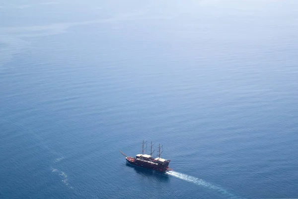 Una Grande Nave Sta Navigando Mare Aperto — Foto Stock