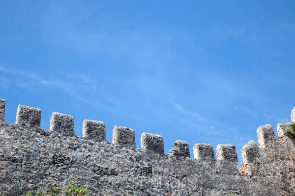 Eski Ortaçağ kalesinin ve mavi gökyüzünün çit duvarı.