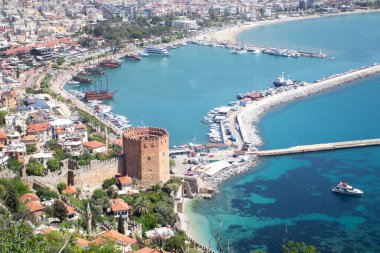 Alanya 'nın Kızıl Kulesi manzarası. Sahil ve Alanya Limanı.