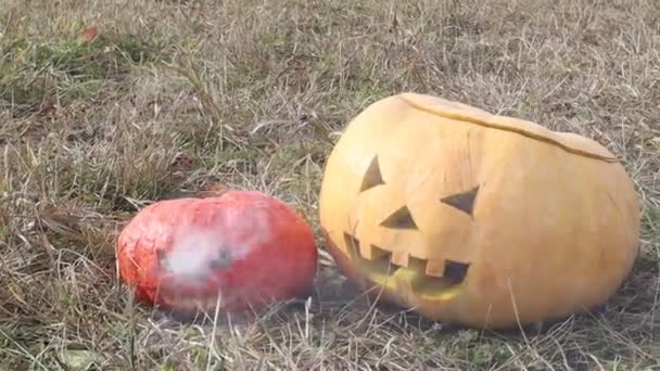 Rauch Aus Den Köpfen Eines Brennenden Geschnitzten Kürbisses Halloween Dekorationen — Stockvideo