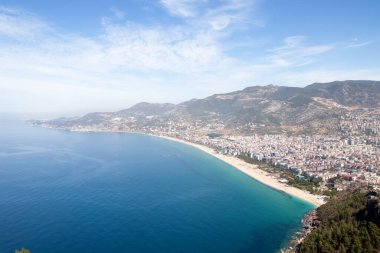 Alanya şehrindeki sahil şeridi kumsalında hava manzarası
