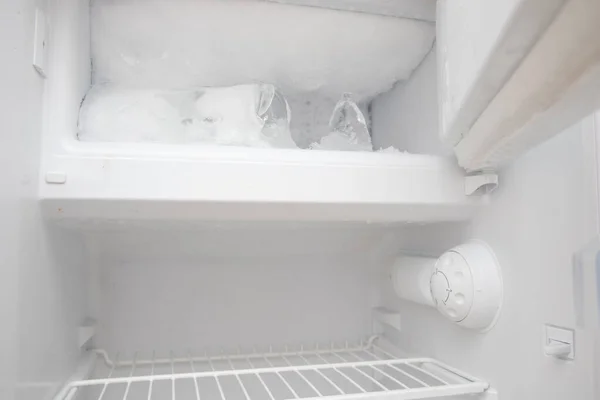 Der Kühlschrank Mit Gefrierfach Ist Voller Eis Auftauen Ist Pflicht Stockbild