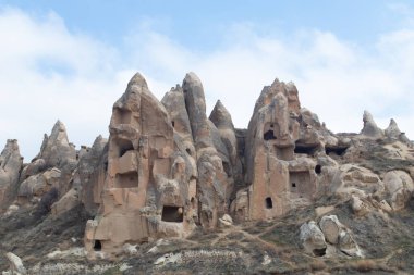 Goreme Milli Parkı 'nda mağara evleri olan dağlar.
