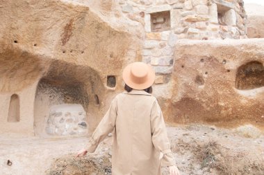 Şapkalı kadın Kapadokya ve Kale 'de seyahat ediyor..