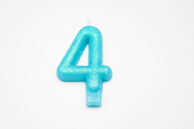 4 'teki mum beyaz arkaplanda bir numara.