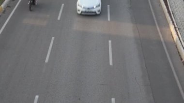 Otoyolda bir ambulans var. Manzaralı. Antalya, Türkiye - 05.30. 2022.